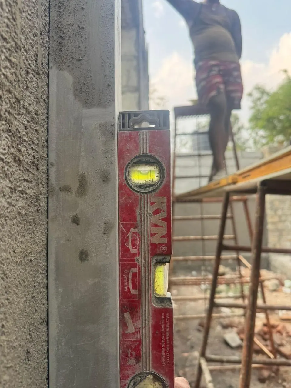 Spirit level on a column